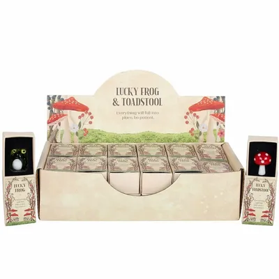 Objets de décoration - Ensemble de 24 grenouilles et champignons porte-bonheur en verre, présentés sous vitrine. - SOMETHING DIFFERENT WHOLESALE