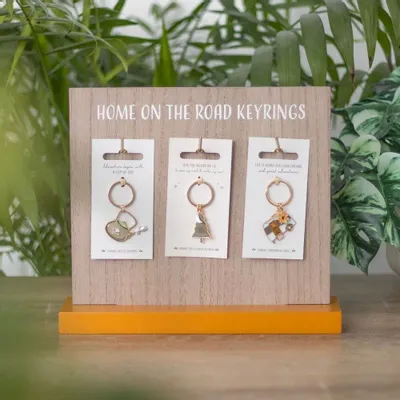Objets de décoration - Ensemble de 24 porte-clés de camping « Maison sur la route » exposés - SOMETHING DIFFERENT WHOLESALE