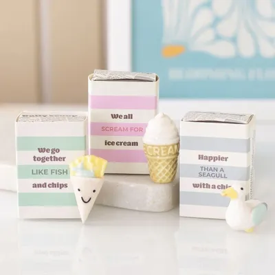 Ornements - Ensemble de 24 jetons cadeaux « Mouette et Crème glacée » sous vitrine - SOMETHING DIFFERENT WHOLESALE