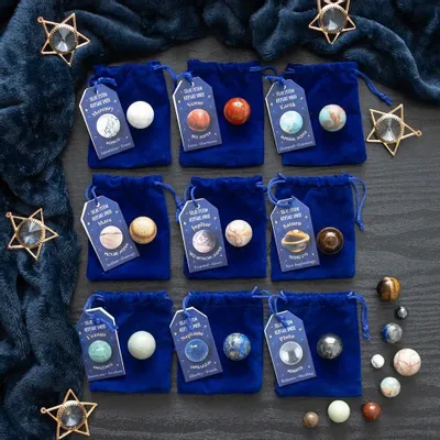 Objets de décoration - Ensemble de 9 sphères de pierres précieuses représentant le système solaire, dans un sachet - SOMETHING DIFFERENT WHOLESALE