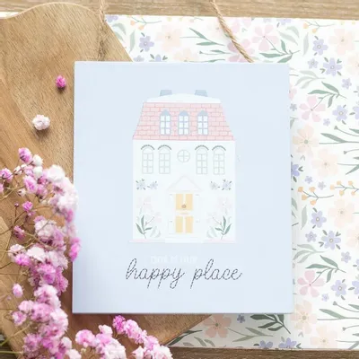 Autres décorations murales - Panneau suspendu « This Is Our Happy Place » (Maison pastel) - SOMETHING DIFFERENT WHOLESALE