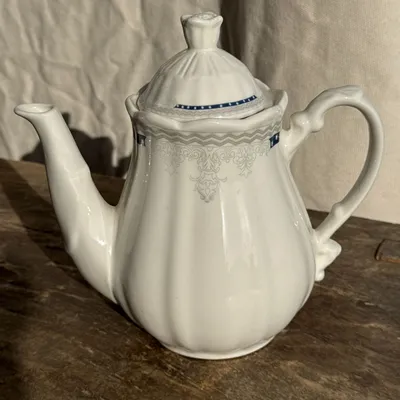 Accessoires thé et café - Théière en faïence blanche liseré bleu et argenté H22,5 - OFFICE OBJETS