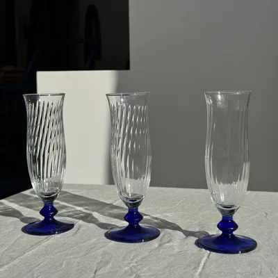 Verres à pied - Lot de 8 flûtes à champagne pied bleu dépareillées - OFFICE OBJETS