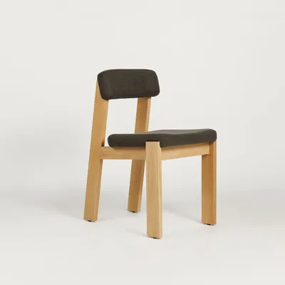 Chaises - Pasco Chair Upholstered Structure bois + Tissu d’ameublement Naturel + Tissu sur mesure - ARBORE BY CAREL WOODWORKS