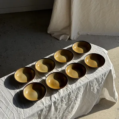 Assiettes au quotidien - Lot de 8 assiettes en grès creuses liseré brun Atelier Saint Simon D19 - OFFICE OBJETS