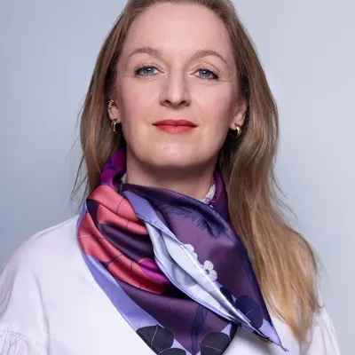 Foulards et écharpes - oiseau gorge rouge - KOUNTHEA RETH