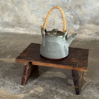 Tabourets - Petit tabouret d'appoint en teck upcyclé brun foncé bois gravé (3275) - OFFICE OBJETS