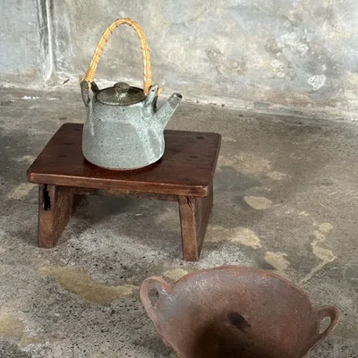 Tabourets - Petit tabouret d'appoint en teck upcyclé traces de chromie verte pied - OFFICE OBJETS