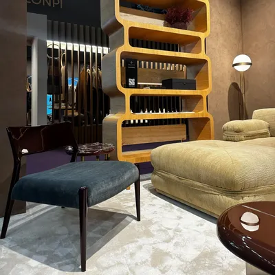 Chaises pour collectivités - BOSSA Fauteuil design salon bas, assise tissu, pieds bois massif laqué - DUISTT