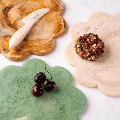 Assiettes au quotidien - Planche à charcuterie au fromage en résine de pétoncles, 9 pouces - CASA AMAROSA