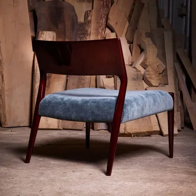 Chaises pour collectivités - Bossa Fauteuil design salon bas, assise tissu, pieds bois massif laqué - DUISTT