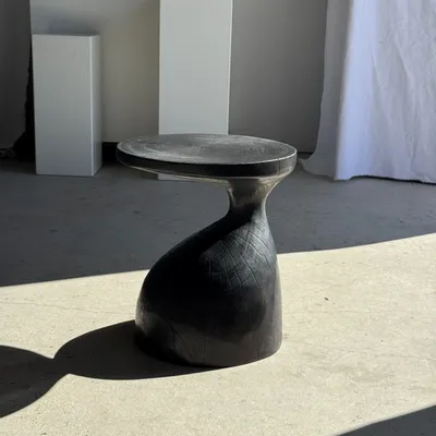 Tables basses - Sexy Neck - Bout de canapé en bois massif (monoxyle) noir - OFFICE OBJETS