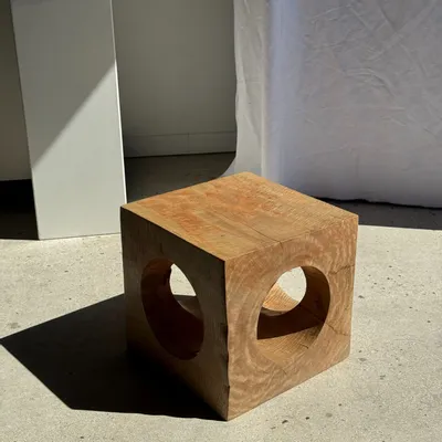 Tables basses - Table basse, ou stool cubique ajourée en manguier monoxyle naturelle - OFFICE OBJETS
