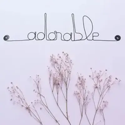 Autres décorations murales - Décoration Murale en Fil de Fer "Adorable" - à punaiser - BIJOUX DE MUR