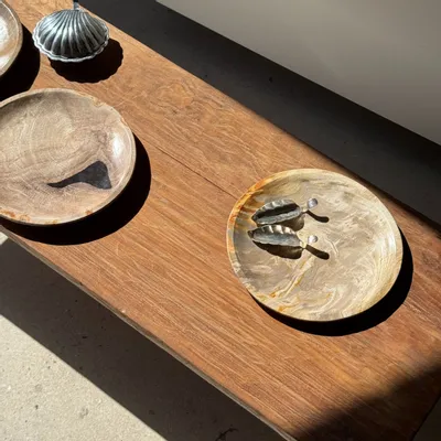 Pièces uniques - Vide poche, plat ou assiette circulaire en bois pétrifié beige clair - OFFICE OBJETS