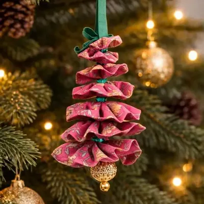 Guirlandes et boules de Noël - Décoration artisanale en forme d'arbre - I WAS A SARI