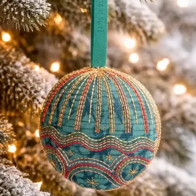 Guirlandes et boules de Noël - Décoration de pleine lune intemporelle en sari recyclé - I WAS A SARI