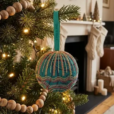 Guirlandes et boules de Noël - Décoration de pleine lune intemporelle en sari recyclé - I WAS A SARI