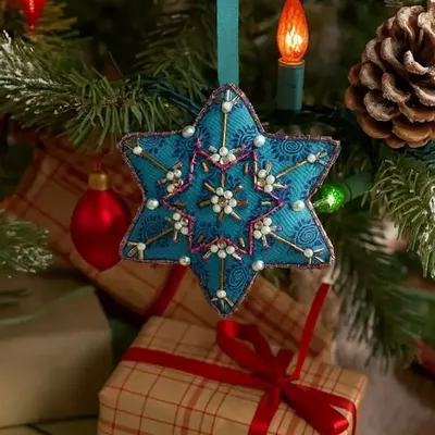 Guirlandes et boules de Noël - Jolie décoration en forme de flocon de neige recyclé fabriquée à la ma - I WAS A SARI