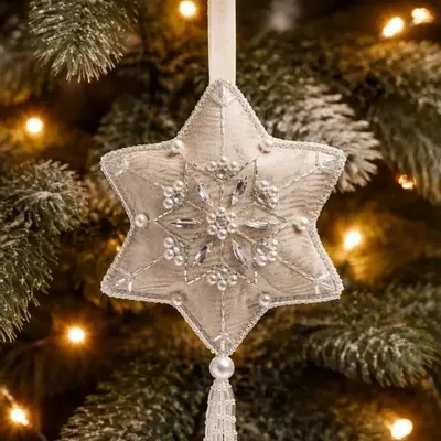 Guirlandes et boules de Noël - Décoration en forme de flocon de neige en argent étincelant, fabriquée - I WAS A SARI