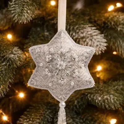 Guirlandes et boules de Noël - Décoration en forme de flocon de neige en argent étincelant, fabriquée - I WAS A SARI