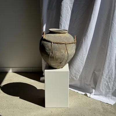 Objets de décoration - Très grand pot en terre cuite gris clair à anses et croisillons - OFFICE OBJETS