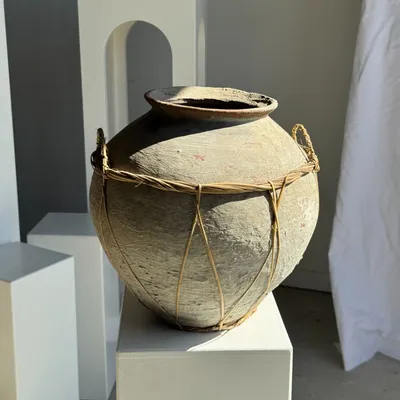 Objets de décoration - Grand pot en terre cuite gris et brun à anses et croisillons en rotin - OFFICE OBJETS