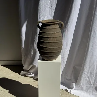 Objets de décoration - Grand vase à double anses ovoïde à stries en relief gris beige H42 D28 - OFFICE OBJETS