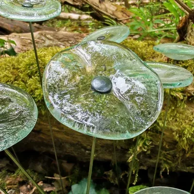 Décorations florales - Petite fleur ronde en verre pour l'intérieur de couleur transparente avec tige en acier inoxydable de 43 cm - CARNEOL GLASS