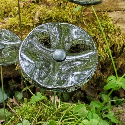 Décorations florales - Petite fleur ronde en verre pour l'extérieur de couleur transparente et noire avec tige en acier inoxydable de 43 cm - CARNEOL GLASS