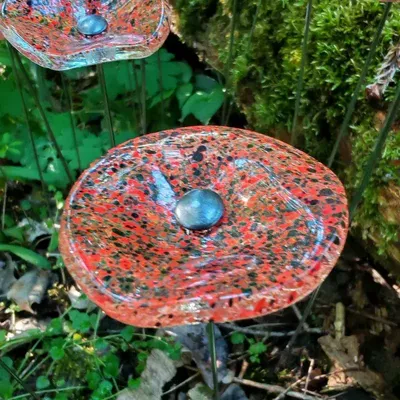 Décorations florales - Petite fleur ronde en verre pour l'extérieur de couleur transparente, noire, rouge avec tige en acier inoxydable de 43 cm - CARNEOL GLASS