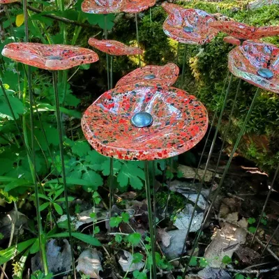 Décorations florales - Petite fleur ronde en verre pour l'extérieur de couleur transparente, noire, rouge avec tige en acier inoxydable de 43 cm - CARNEOL GLASS