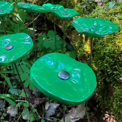 Floral decoration - Round small glass flower for outdoor use in green colour with 43 cm stainless steel stem - CARNEOL GLASS