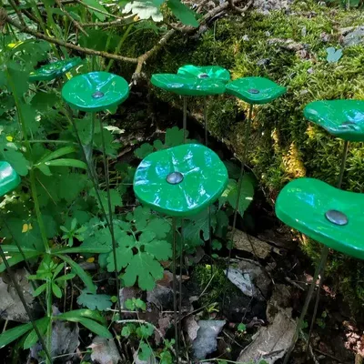 Floral decoration - Round small glass flower for outdoor use in green colour with 43 cm stainless steel stem - CARNEOL GLASS