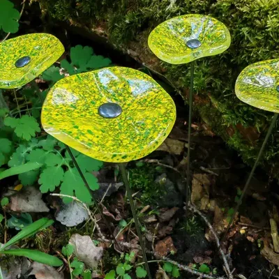 Décorations florales - Petite fleur ronde en verre pour l'extérieur de couleur transparente, vert pomme, jaune avec tige en acier inoxydable de 43 cm - CARNEOL GLASS
