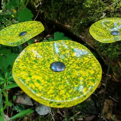 Décorations florales - Petite fleur ronde en verre pour l'extérieur de couleur transparente, vert pomme, jaune avec tige en acier inoxydable de 43 cm - CARNEOL GLASS