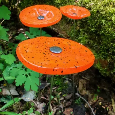 Décorations florales - Petite fleur ronde en verre pour l'extérieur de couleur orange, noire avec tige en acier inoxydable de 43 cm - CARNEOL GLASS