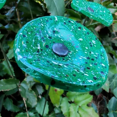 Décorations florales - Petite fleur ronde en verre pour l'extérieur de couleur verte, bleu foncé, blanche avec tige en acier inoxydable de 43 cm - CARNEOL GLASS