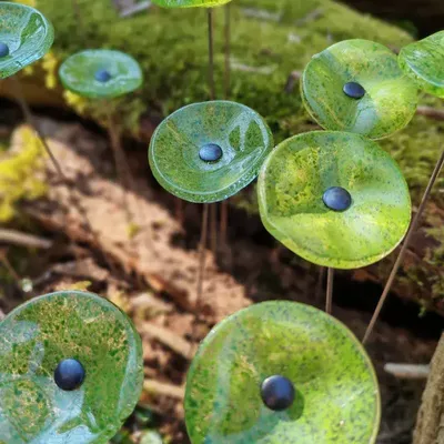 Décorations florales - Petite fleur ronde en verre pour l'extérieur, de couleur vert pomme transparente, avec tige en acier inoxydable de 43 cm - CARNEOL GLASS