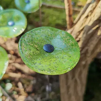 Décorations florales - Petite fleur ronde en verre pour l'extérieur, de couleur vert pomme transparente, avec tige en acier inoxydable de 43 cm - CARNEOL GLASS