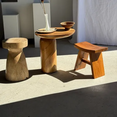 Autres tables  - Table d'appoint en suar massif plateau circulaire pied colonne - OFFICE OBJETS