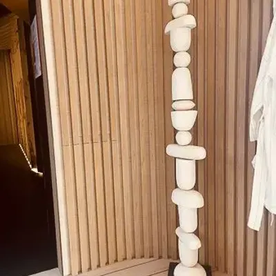 Design objects - Vertical totem sculpture in white. - STUDIO WILD ORANGE
