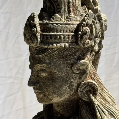 Sculptures, statuettes and miniatures - Large traditional Indonesian sculpture of a goddess with a shell - OFFICE OBJETS