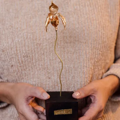 Décorations florales - Sculpture d'orchidée de Huánuco avec socle noir - CÂPÂ JEWELRY