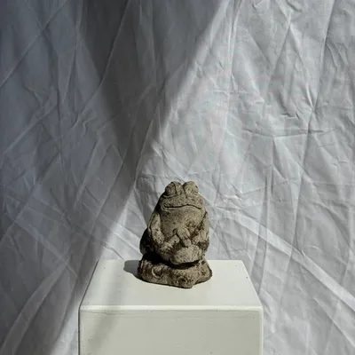Sculptures, statuettes et miniatures - Petite grenouille sculpture de pierre calcaire balinaise au gamelan - OFFICE OBJETS