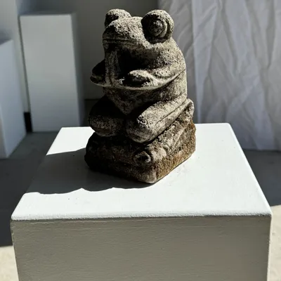 Sculptures, statuettes et miniatures - Petite grenouille sculpture de pierre calcaire prieuse (grande) - OFFICE OBJETS
