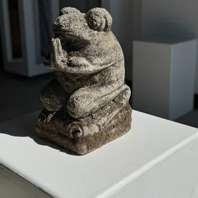 Sculptures, statuettes et miniatures - Petite grenouille sculpture de pierre calcaire prieuse (grande) - OFFICE OBJETS