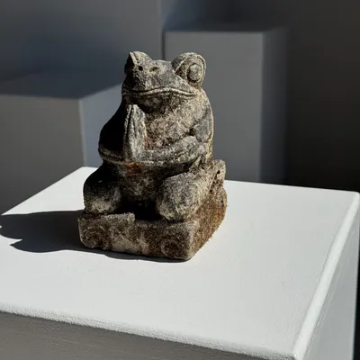 Sculptures, statuettes et miniatures - Petite grenouille sculpture de pierre calcaire petite prieuse - OFFICE OBJETS