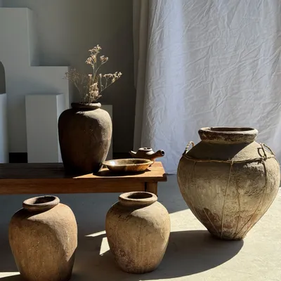 Vases - Très grand pot en terre cuite gris et rouge à anses et croisillons - OFFICE OBJETS