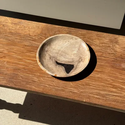 Pièces uniques - Vide poche, plat ou assiette circulaire en bois pétrifié tache noire - OFFICE OBJETS